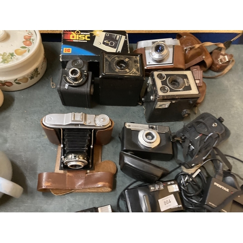 864 - A COLLECTION OF VINTAGE CAMERAS TO INCLUDE CORONET, BROWNIE MODEL C, A BELLOWS CAMERA, MINOLTA, ILFO... 