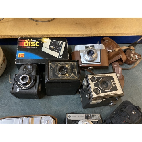 864 - A COLLECTION OF VINTAGE CAMERAS TO INCLUDE CORONET, BROWNIE MODEL C, A BELLOWS CAMERA, MINOLTA, ILFO... 