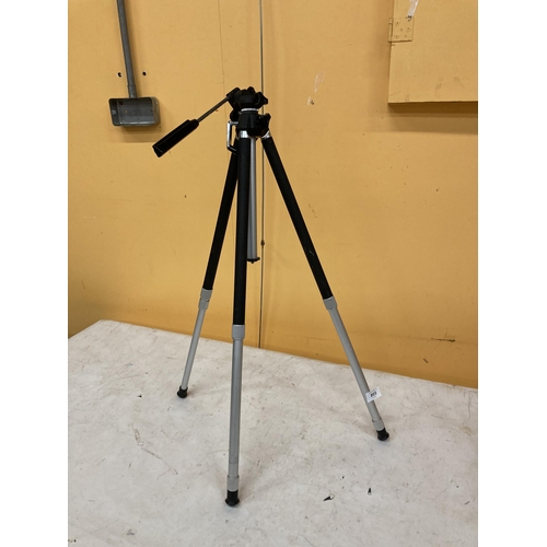 865 - A MODERN CAMERA TRIPOD STAND