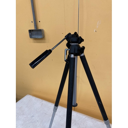 865 - A MODERN CAMERA TRIPOD STAND