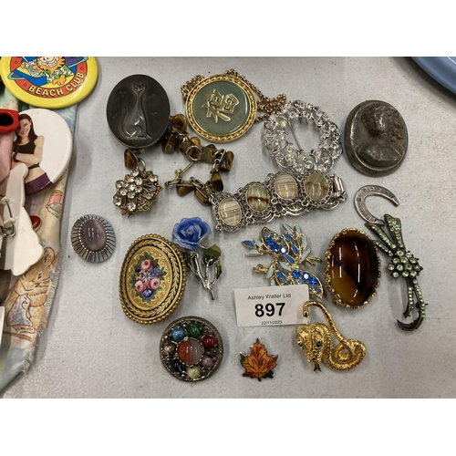 897 - A QUANTITY OF COSTUME JEWELLERY TO INCLUDE BROOCHES, A BRACELET AND JADE STYLE NECKLACE, IN A WOODEN... 