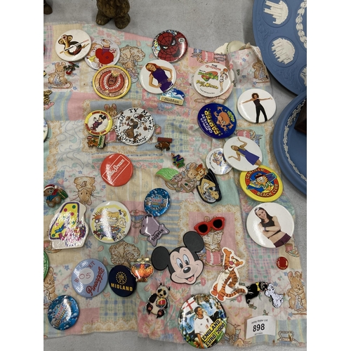 898 - A LARGE QUANTITY OF VINTAGE CHILDREN'S BADGES