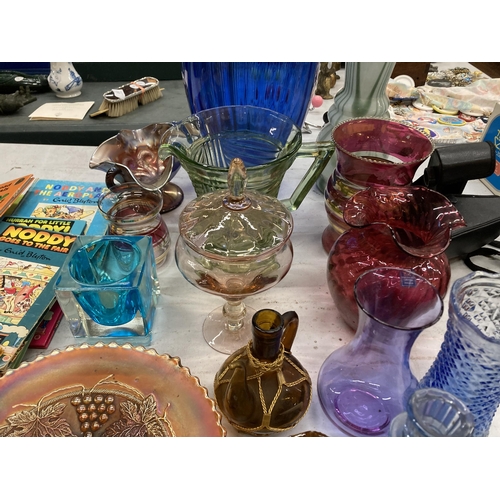 903 - A LARGE QUANTITY OF COLOURED GLASS TO INCLUDE VASES, JUGS, CANDLESTICKS, A BON BON DISH, CARNIVAL GL... 