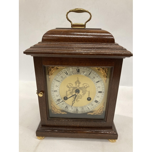 908 - A VINTAGE STYLE MAHOGANY CASED MANTLE CLOCK WITH KEY