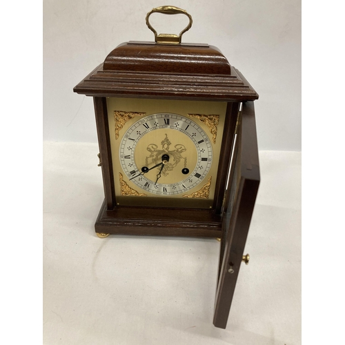 908 - A VINTAGE STYLE MAHOGANY CASED MANTLE CLOCK WITH KEY