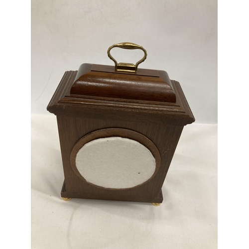 908 - A VINTAGE STYLE MAHOGANY CASED MANTLE CLOCK WITH KEY