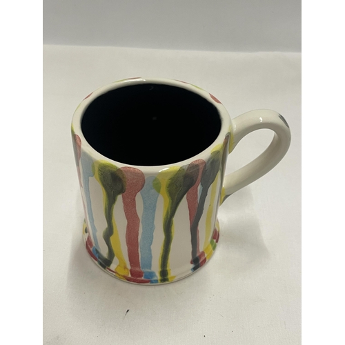 781 - AN ANITA HARRIS HAND PAINTED AND SIGNED IN GOLD FUSION SPLASH MUG