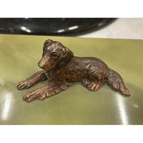 91 - A VINTAGE ONYX STONE TRINKET BOX WITH CAST METAL SPANIEL DOG TO THE TOP