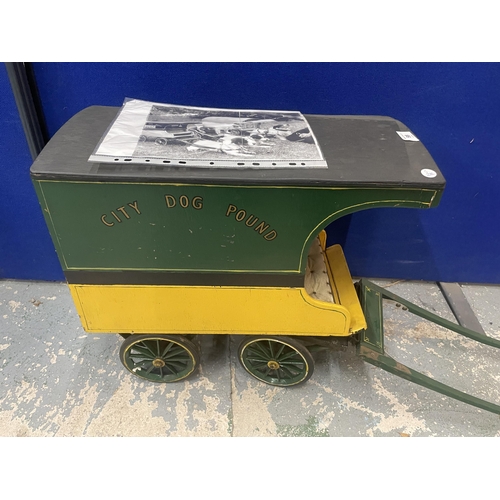 98 - A VINTAGE PAINTED WOODEN DOG POUND TRAILER FROM MARGARET BOSWALL MUSEUM WITH PHOTO