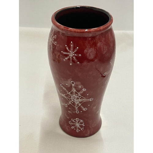 755 - AN ANITA HARRIS HAND PAINTED AND SIGNED IN GOLD SNOWFLAKE VASE