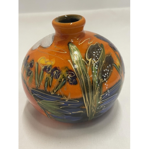 765 - AN ANITA HARRIS HAND PAINTED AND SIGNED IN GOLD DRAGONFLY VASE