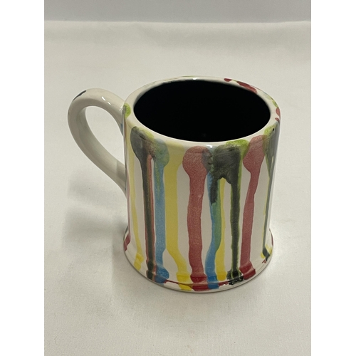 774 - AN ANITA HARRIS HAND PAINTED AND SIGNED IN GOLD SPLASH MUG