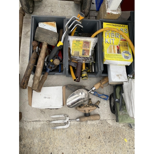 2001 - AN ASSORTMENT OF GARDEN ITEMS TO INCLUDE SPRAYERS, TROWELS AND TOOLS ETC