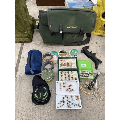 A WYCHWOOD TACKLE BAG AND AN ASSORTMENT OF FISHING TACKLE TO INCLUDE ...