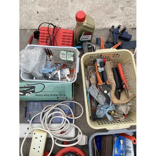 2042 - AN ASSORTMENT OF TOOLS TO INCLUDE EXTENSION LEADS, A BATTERY CHARGER AND A SMALL VICE