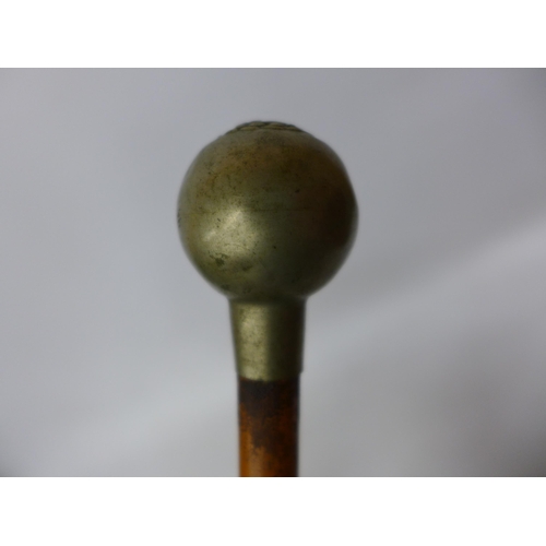 422 - A WORLD WAR II GLOUCESTER REGIMENT OFFICERS SWAGGER STICK, LENGTH 69.5CM