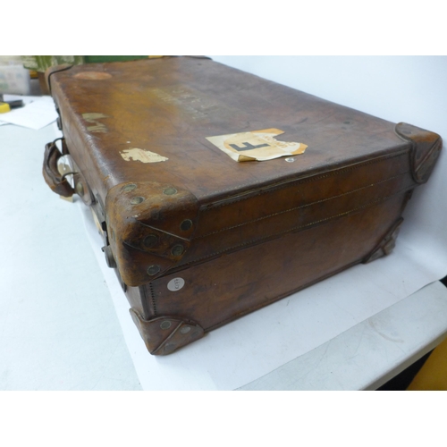 425 - A GOOD QUALITY WORLD WAR II PERIOD LEATHER TRAVEL MOTOR CASE, BELONGS TO LIEUTENANT COLONEL M.FALLON... 