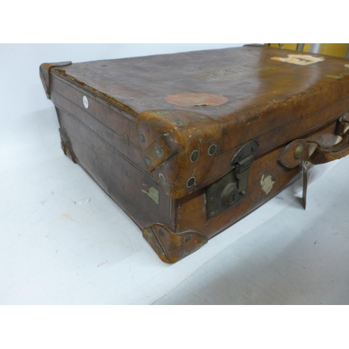 425 - A GOOD QUALITY WORLD WAR II PERIOD LEATHER TRAVEL MOTOR CASE, BELONGS TO LIEUTENANT COLONEL M.FALLON... 