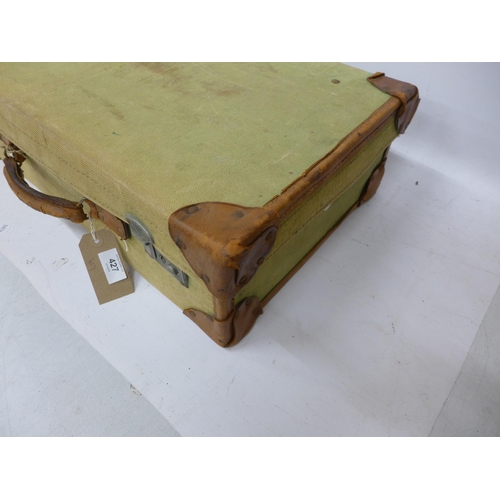 427 - A WORLD WAR II MILITARY D-MOB SUITCASE