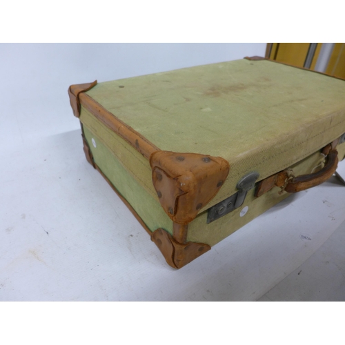 427 - A WORLD WAR II MILITARY D-MOB SUITCASE