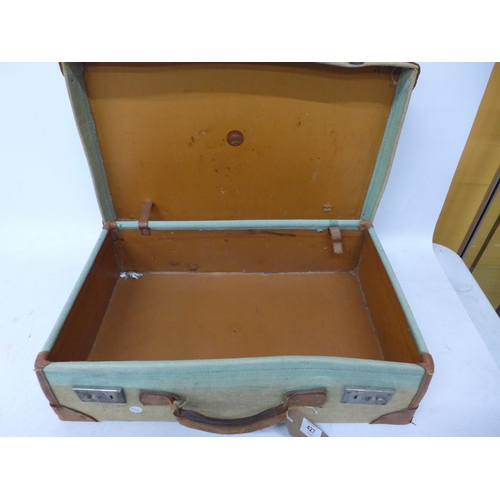 427 - A WORLD WAR II MILITARY D-MOB SUITCASE