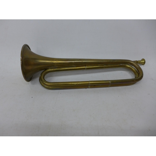 431 - A VINTAGE BRASS TRUMPET, LENGTH 40CM