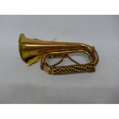 432 - A COPPER AND BRASS BUGLE WITH ROYAL ARTILLERY BADGE, LENGTH 27.5CM