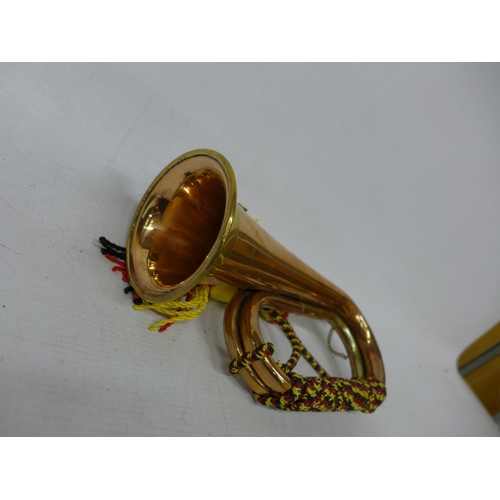 432 - A COPPER AND BRASS BUGLE WITH ROYAL ARTILLERY BADGE, LENGTH 27.5CM