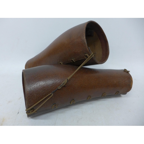 439 - A PAIR OF WORLD WAR II PERIOD LEATHER PUTTEES