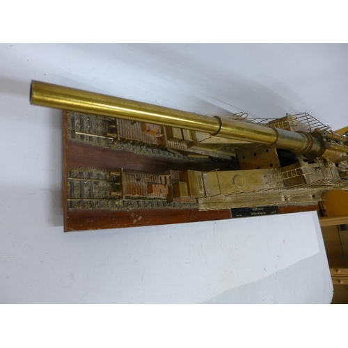 443 - AN IMPRESSIVE 1/35 SCALE BRASS MODEL OF THE WORLD WAR II NAZI GERMANY RAILWAY GUN 'HEAVY GUSTAV' WIT... 