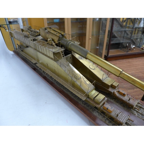 443 - AN IMPRESSIVE 1/35 SCALE BRASS MODEL OF THE WORLD WAR II NAZI GERMANY RAILWAY GUN 'HEAVY GUSTAV' WIT... 