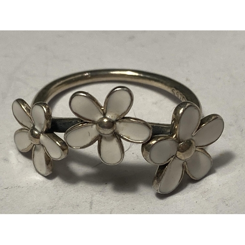 687 - A MARKED 925 SILVER DAISY RING IN A PRESENTATION BOX