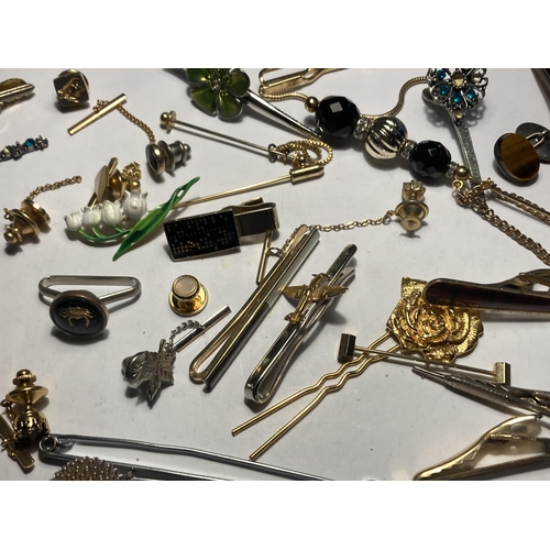 693 - A LARGE QUANTITY OF VINTAGE TIE PINS, HAIR CLIPS ETC