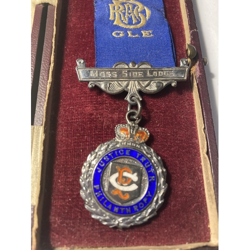 702 - A HALLMARKED BIRMINGHAM SILVER MASONIC MEDAL IN A PRESENTATION BOX