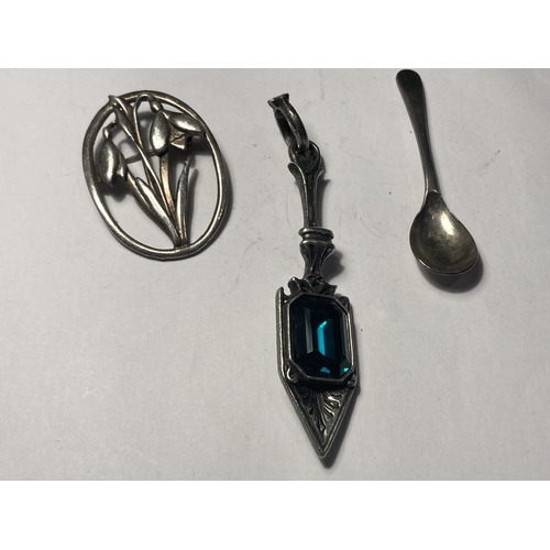 709 - FOUR VARIOUS ITEMS TO INCLUDE A BOSED ROYAL DOULTON BROOCH AND AN ALCHEMY UK PENDANT