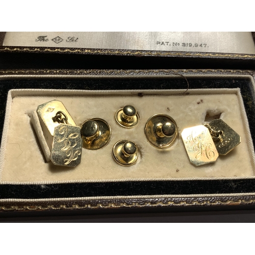 502A - A VINTAGE BOXED SET OF 18 CARAT GOLD ITEMS TO INCLUDE A PAIR OF CUFF LINKS AND TWO PAIRS OF STUDS GR... 