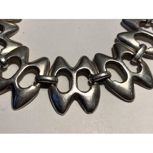 740 - A HEAVY SILVER BRACELET