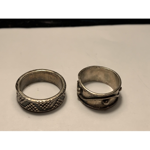 749 - FIVE SILVER ITEMS TO INCLUDE A CAMEO, TWO RINGS, A HEART PENDANT WITH CHAIN AND A BADGE