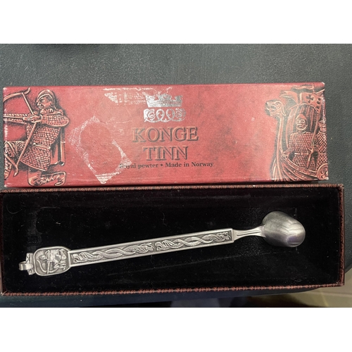 910 - A NORWEGISN KONGE TINN CANDLE SNUFFER, BOXED