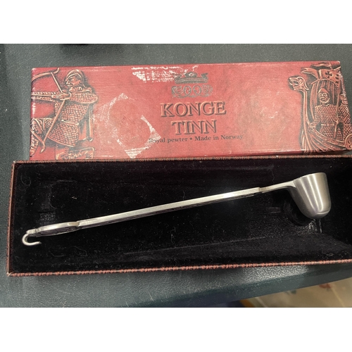 910 - A NORWEGISN KONGE TINN CANDLE SNUFFER, BOXED