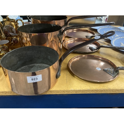 923 - A SET OF FOUR VINTAGE HEAVY COPPER PANS, THREE WITH LIDS, DIAMETERS, 25CM, 23CM, 20CM AND 18CM