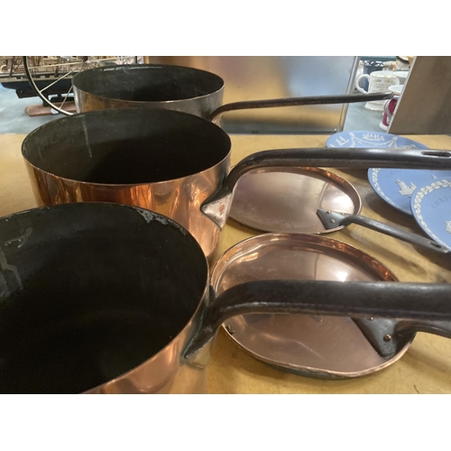 923 - A SET OF FOUR VINTAGE HEAVY COPPER PANS, THREE WITH LIDS, DIAMETERS, 25CM, 23CM, 20CM AND 18CM