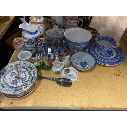 927 - A LARGE QUANTITY OF CERAMIC ITEMS TO INCLUDE JUGS, ORIENTAL PLATES AND BOWLS, TOAST RACKS, ETC