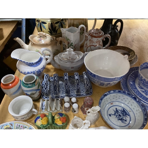 927 - A LARGE QUANTITY OF CERAMIC ITEMS TO INCLUDE JUGS, ORIENTAL PLATES AND BOWLS, TOAST RACKS, ETC