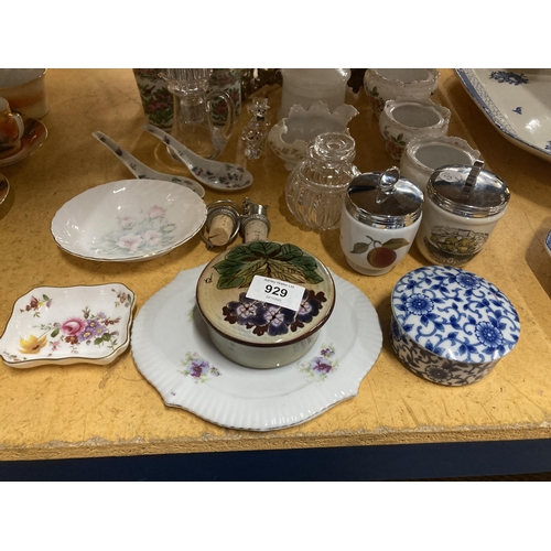 929 - A MIXED LOT TO INCLUDE BRASS CANDLESTICKS AND HOOKS, A ROYAL WORCESTER AND ADAMS EGG CODDLER, ORIENT... 