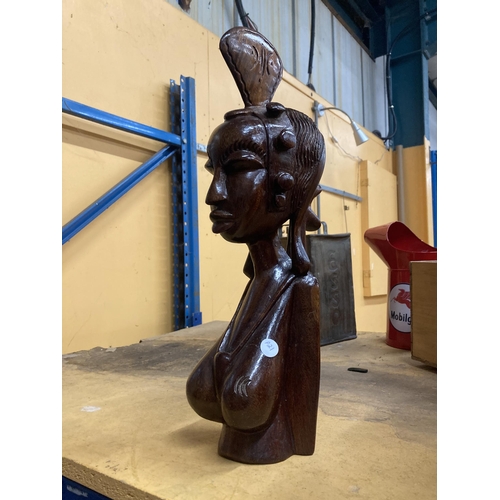 934 - A HEAVY WOOD CARVED TRIBAL BUST OF A LADY, HEIGHT 45CM