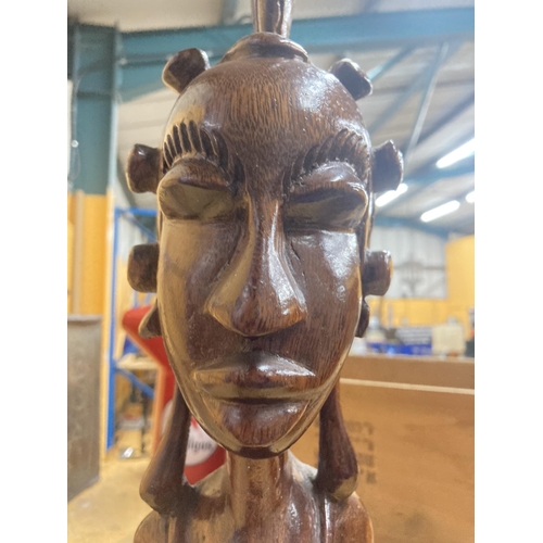 934 - A HEAVY WOOD CARVED TRIBAL BUST OF A LADY, HEIGHT 45CM