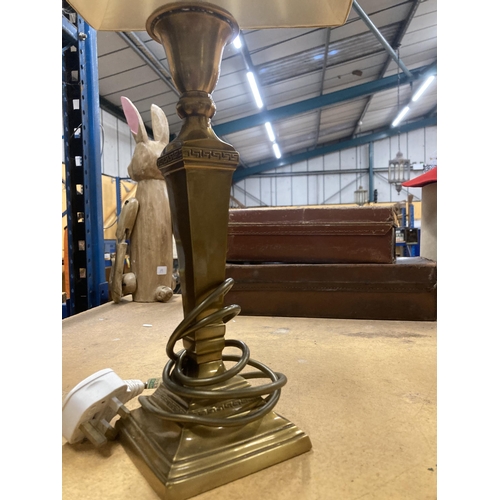 940 - A PAIR OF VINTAGE BRASS TABLE LAMPS WITH SHADES, HEIGHT APPROX 37CM