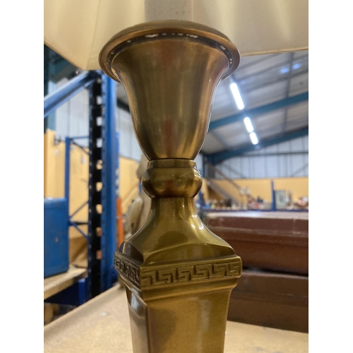 940 - A PAIR OF VINTAGE BRASS TABLE LAMPS WITH SHADES, HEIGHT APPROX 37CM