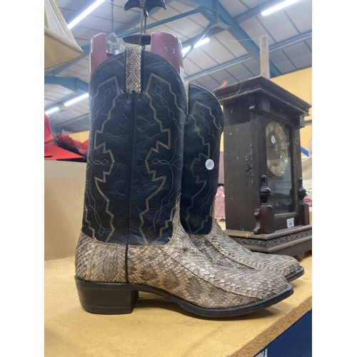 941 - A PAIR OF VINTAGE LEATHER AND SNAKESKIN AMERICAN COWBOY BOOTS, AMERICAN SIZE 10.5D